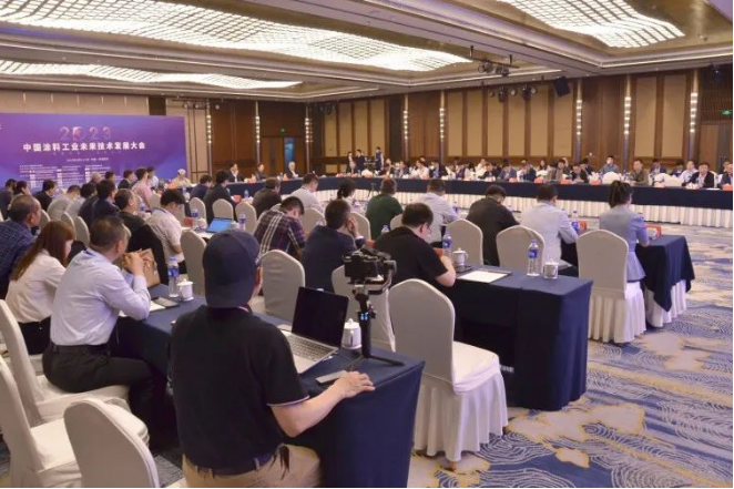 隨后，來(lái)自復(fù)旦大學(xué)、江南大學(xué)、中山大學(xué)、長(zhǎng)春工業(yè)大學(xué)等多所高校以及中海油常州涂料化工研究院等科研機(jī)構(gòu)的代表們紛紛介紹了他們?cè)谕苛闲袠I(yè)中的最新研究成果、創(chuàng)新人才培養(yǎng)、科技成果轉(zhuǎn)化以及未來(lái)發(fā)展規(guī)劃等內(nèi)容。