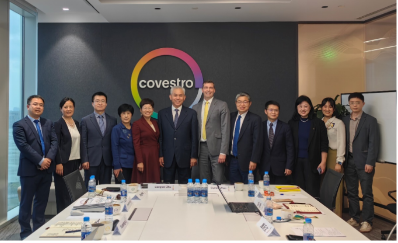 雙方圍繞中國(guó)市場(chǎng)前景、產(chǎn)業(yè)鏈供應(yīng)鏈的穩(wěn)定性以及綠色低碳循環(huán)發(fā)展等議題進(jìn)行了深入交流。龐廣廉副秘書長(zhǎng)、魏靜副秘書長(zhǎng)以及石化聯(lián)合會(huì)綜合辦公室、國(guó)綜合合作部、質(zhì)量安全環(huán)保部、信息與市場(chǎng)部和產(chǎn)業(yè)發(fā)展部的主要負(fù)責(zé)人也參加了會(huì)見。