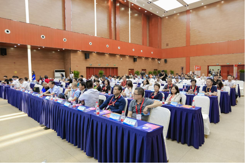 論壇由輪胎行業(yè)資深前輩蔡桐才老師和勺子學(xué)院院長俞士耀共同主持。開場時，廣饒副縣長董洪芳代表東道主熱烈歡迎現(xiàn)場嘉賓，并介紹了廣饒經(jīng)濟發(fā)展以及汽配輪胎產(chǎn)業(yè)的基本情況，并預(yù)祝論壇圓滿成功。