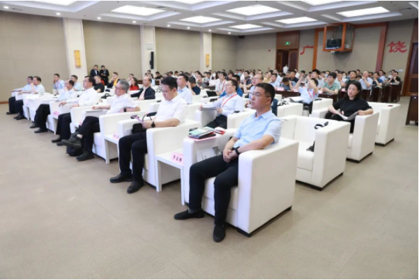 本次洽談會的成功舉辦進一步凝聚了橡膠輪胎和新材料產(chǎn)業(yè)的人才和智力資源，促進了學術(shù)界與產(chǎn)業(yè)界的深度合作。通過專家學者與企業(yè)負責人的面對面交流和合作對接，有助于加快科技成果的轉(zhuǎn)化和應(yīng)用，推動行業(yè)的創(chuàng)新發(fā)展。