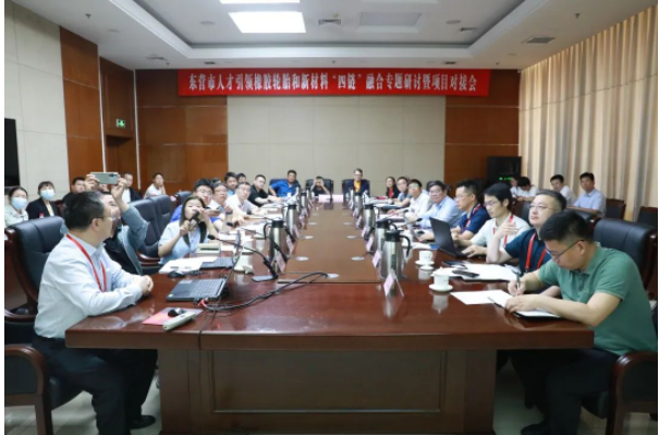 值得一提的是，俄羅斯自然科學院外籍院士、青島市政協(xié)副主席、青島科技大學教授、原副校長劉光燁，華南理工大學教授、聚合物新型成型裝備國家工程研究中心常務(wù)副主任何和智(中國工程院院士瞿金平代表)，青島科技大學廣饒橡膠工業(yè)研究院院長林廣義以及山東華盛橡膠有限公司總經(jīng)理趙瑞青共同為國家級先進橡膠材料與高端綠色輪胎研究院(籌)揭牌。與會專家還作了專題報告。