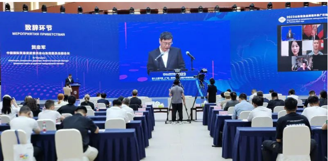 活動(dòng)采用線上線下結(jié)合的方式進(jìn)行，近50家中外企業(yè)共進(jìn)行了55場(chǎng)一對(duì)一洽談和面對(duì)面交流。其中，8家山東輪胎制造企業(yè)和近40家俄羅斯采購商參與了專題推介和精準(zhǔn)對(duì)接。青島雙星輪胎工業(yè)有限公司、山東華盛橡膠有限公司等企業(yè)重點(diǎn)推介了自己的產(chǎn)品。