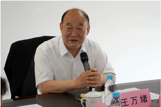 會議上，王萬緒理事長在講話中強(qiáng)調(diào)了統(tǒng)計(jì)在油墨行業(yè)發(fā)展中的重要性和意義。他指出，統(tǒng)計(jì)工作已經(jīng)連續(xù)開展了30多年，詳細(xì)記錄了我國油墨工業(yè)的發(fā)展歷程，見證了我國油墨工業(yè)的轉(zhuǎn)型和快速發(fā)展。他對行業(yè)統(tǒng)計(jì)分析中心的工作提出了期望，希望逐步提高統(tǒng)計(jì)工作的時(shí)效性、準(zhǔn)確性、覆蓋面和數(shù)據(jù)分析深度，為行業(yè)發(fā)展提供有效的數(shù)據(jù)支撐。