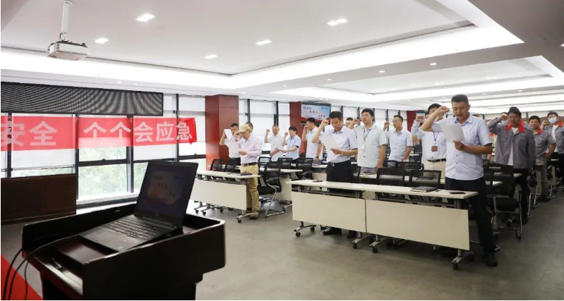 隨后，員工代表葛文武和陳浩發(fā)表講話，重點(diǎn)強(qiáng)調(diào)了安全意識的重要性。此外，安全辦的代表介紹了公司的安全生產(chǎn)形勢，并解釋了“安全生產(chǎn)月”活動(dòng)的具體方案，組織了學(xué)習(xí)新《安全生產(chǎn)法》的培訓(xùn)視頻。最后，人資行政中心副總監(jiān)趙元樸做了總結(jié)發(fā)言，并舉行了集體宣誓簽字儀式。