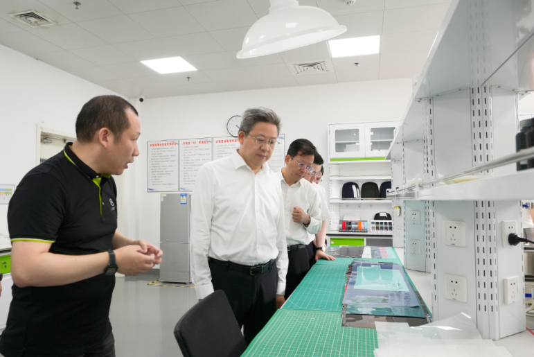 在考察結(jié)束前，吳新明書記表示政府將一如既往地支持納琳威/納科達在通州的發(fā)展布局，并鼓勵企業(yè)進一步發(fā)揮優(yōu)勢，不斷推動技術(shù)革新，豐富產(chǎn)品結(jié)構(gòu)，牢牢占據(jù)在細(xì)分賽道上的競爭優(yōu)勢。他還強調(diào)，納琳威的發(fā)展將為通州區(qū)域經(jīng)濟發(fā)展貢獻力量。