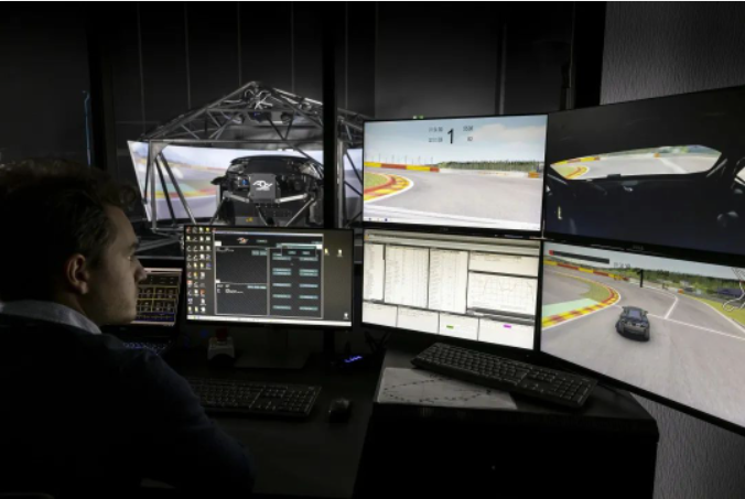 數學軟件在30年前就被引入賽車運動，用于處理比賽中收集的數據和預測性能。米其林參與世界一級方程式錦標賽時，數學軟件得到進一步發(fā)展，他們成功地將動態(tài)屬性納入輪胎模擬過程中。如今，米其林憑借其獨特的數據處理知識，在輪胎建模和模擬領域保持著領先地位。