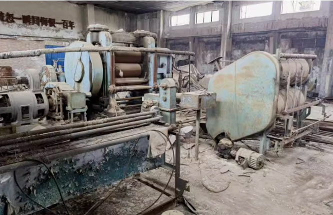 天津市西青區(qū)人民法院近日發(fā)布公告，宣布將于6月19日對天津津泰橡膠股份有限公司名下的一批機器設備進行公開拍賣。這批設備的起拍價為450萬元，需繳納80萬元的保證金。據(jù)了解，這些設備位于天津市西青區(qū)楊柳青鎮(zhèn)。