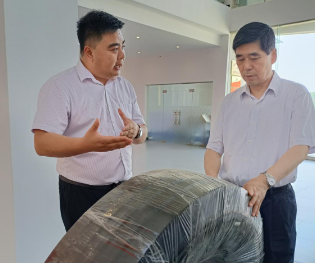 隨后，錢學(xué)明副主席深入視察了新桂輪的工廠車間。他主要了解了公司的主營業(yè)務(wù)、研發(fā)和技術(shù)改造情況，以及產(chǎn)品在國內(nèi)外銷售市場(chǎng)中的表現(xiàn)和存在的問題。此外，他還關(guān)注企業(yè)安全生產(chǎn)工作的落實(shí)情況，并詢問了車間工人的操作流程、上班時(shí)長以及休息制度等細(xì)節(jié)。