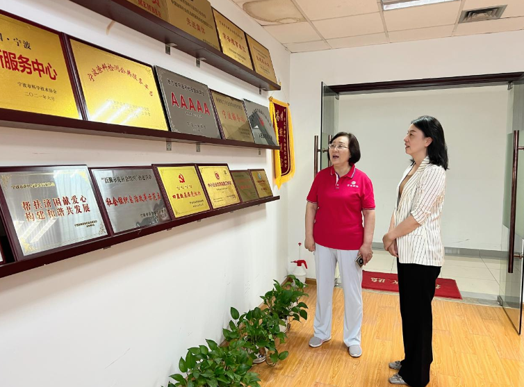 施英副主席一行領(lǐng)導(dǎo)聽(tīng)取了寧波涂協(xié)的工作介紹后，對(duì)協(xié)會(huì)的創(chuàng)新、全面、完整的工作表示贊賞，充分肯定了吳曉明秘書(shū)長(zhǎng)為企業(yè)服務(wù)的精神和堅(jiān)持不懈的努力。