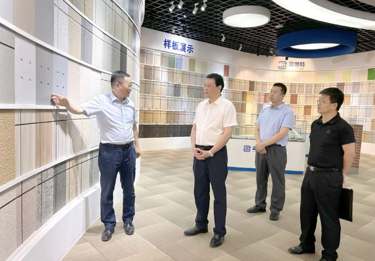 劉普軍會(huì)長(zhǎng)對(duì)富思特在產(chǎn)品研發(fā)創(chuàng)新和為客戶創(chuàng)造價(jià)值方面的努力給予了高度贊賞，并表示希望富思特在發(fā)展產(chǎn)品一體化的同時(shí)，繼續(xù)加大對(duì)服務(wù)一體化的投入，為涂料及涂裝行業(yè)提供更全面的保障，引領(lǐng)中國(guó)民族涂料品牌的快速發(fā)展。