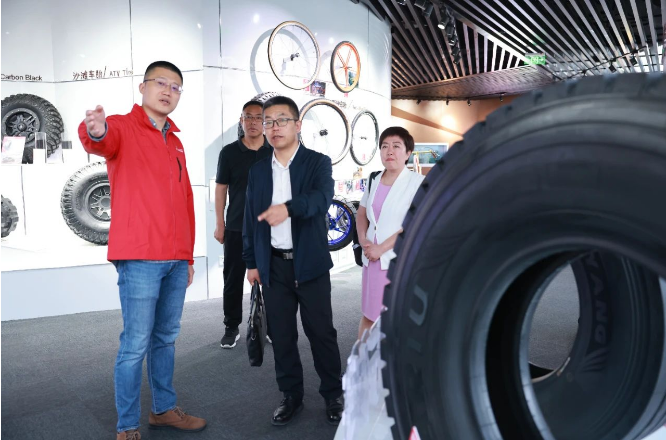 隨后，劉總一行參觀了中策橡膠的未來工廠，深刻感受到數(shù)字賦能和智慧制造帶來的新工業(yè)浪潮。