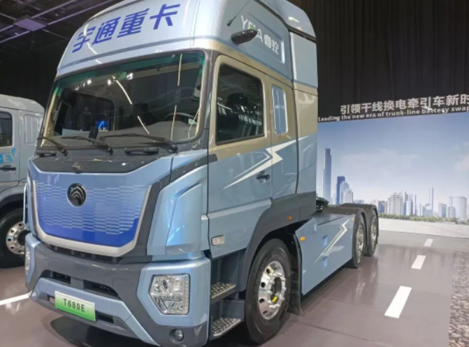 以“科技引領 穩(wěn)贏未來”為主題的宇通重卡全系新品上市發(fā)布會在鄭州隆重舉行。這是一場備受矚目的盛會，吸引了來自各行業(yè)的精英人士參與。賽輪集團，作為唯一一家受邀參會的輪胎供應商，為宇通重卡的新品提供了獨家配套服務。