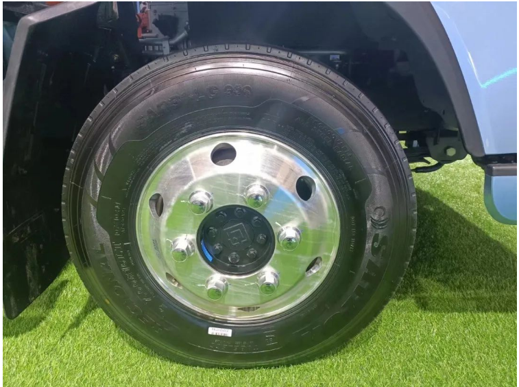 據(jù)了解，賽輪集團與宇通集團合作已有數(shù)年時間，雙方充分發(fā)揮各自的技術優(yōu)勢，在商用車等領域取得了顯著的成果。目前，賽輪集團與宇通商用車、宇通輕型商用車、宇通客車專用車分公司、宇通礦用裝備有限公司等多個子公司實現(xiàn)了全面合作。作為這次合作的重要一環(huán)，賽輪集團正與宇通集團就新項目進行高端液體黃金輪胎的匹配測試，為未來的深入合作奠定基礎。