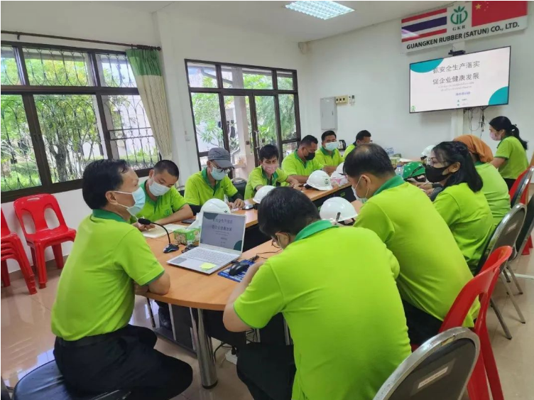 廣墾橡膠集團(tuán)公司所屬單位在全國第22個(gè)安全生產(chǎn)月中開展了一系列活動，旨在深入學(xué)習(xí)貫徹黨的二十大精神，以推動安全生產(chǎn)責(zé)任的落實(shí)。
