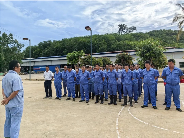 云南廣墾橡膠公司于6月1日舉行了“安全生產(chǎn)月”活動啟動儀式。該公司組織了所屬六家制膠廠的員工共230余人線上線下同步參加了啟動會。在會上，云南公司董事長王宜江具體部署了“安全生產(chǎn)月”活動，并提出了今后安全生產(chǎn)工作的明確要求。與會人員還在現(xiàn)場與各制膠廠廠長簽署了安全生產(chǎn)責(zé)任書，并在“安全生產(chǎn)月”主題橫幅上簽名承諾。