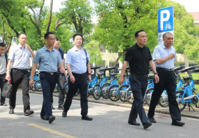 隨后，錢振宇董事長一行在張慶堂院長等人的陪同下參觀了江陰職業(yè)技術(shù)學(xué)院校園，深入了解了學(xué)院的辦學(xué)理念和辦學(xué)特色。雙方就進(jìn)一步加強(qiáng)合作進(jìn)行了深入的洽談。