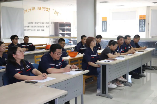 耐斯特炭黑有限公司舉行了一場別開生面的主題演講比賽，旨在推動公司的“安全生產(chǎn)月”主題活動。本次比賽以“人人講安全，個個會應急”為主題，共有來自公司各部門和車間的10位代表參賽。