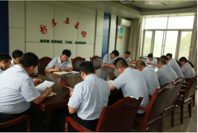 近日，新東岳集團(tuán)召開5月份高效運(yùn)營工作推進(jìn)會(huì)。會(huì)議由企管部副經(jīng)理鄭文胸主持，旨在通過統(tǒng)一思想認(rèn)識(shí)，激發(fā)管理干部的干事創(chuàng)業(yè)新活力，助力企業(yè)實(shí)現(xiàn)高效運(yùn)營。
