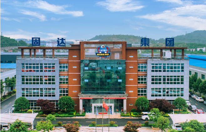 此外，在防火技術(shù)方面，固達(dá)電纜集團(tuán)也進(jìn)行了創(chuàng)新。他們與貴州大學(xué)合作，研發(fā)出了一種名為“礦物質(zhì)柔性防火電纜”的產(chǎn)品，填補(bǔ)了國(guó)內(nèi)防火電纜市場(chǎng)的空白。這種電纜采用了無(wú)機(jī)礦物材料，即使在高溫燃燒條件下，仍能保持線路的通暢，耐火等級(jí)符合國(guó)家標(biāo)準(zhǔn)和英國(guó)耐火標(biāo)準(zhǔn)。