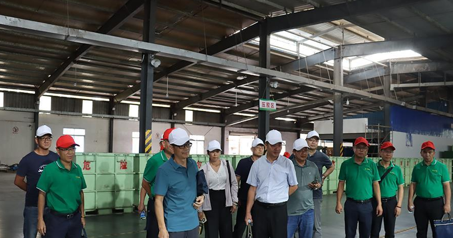 調(diào)研組一行走進(jìn)興洪生產(chǎn)車(chē)間，參觀了制膠廠高性能輪胎膠生產(chǎn)線，詳細(xì)了解了子午線輪胎用膠的工藝流程。在成品稱(chēng)重環(huán)節(jié)，景陽(yáng)公司的財(cái)務(wù)人員向調(diào)研組詳細(xì)講解了公司的原料收購(gòu)加工數(shù)字化集成系統(tǒng)，并進(jìn)行了實(shí)操演示。