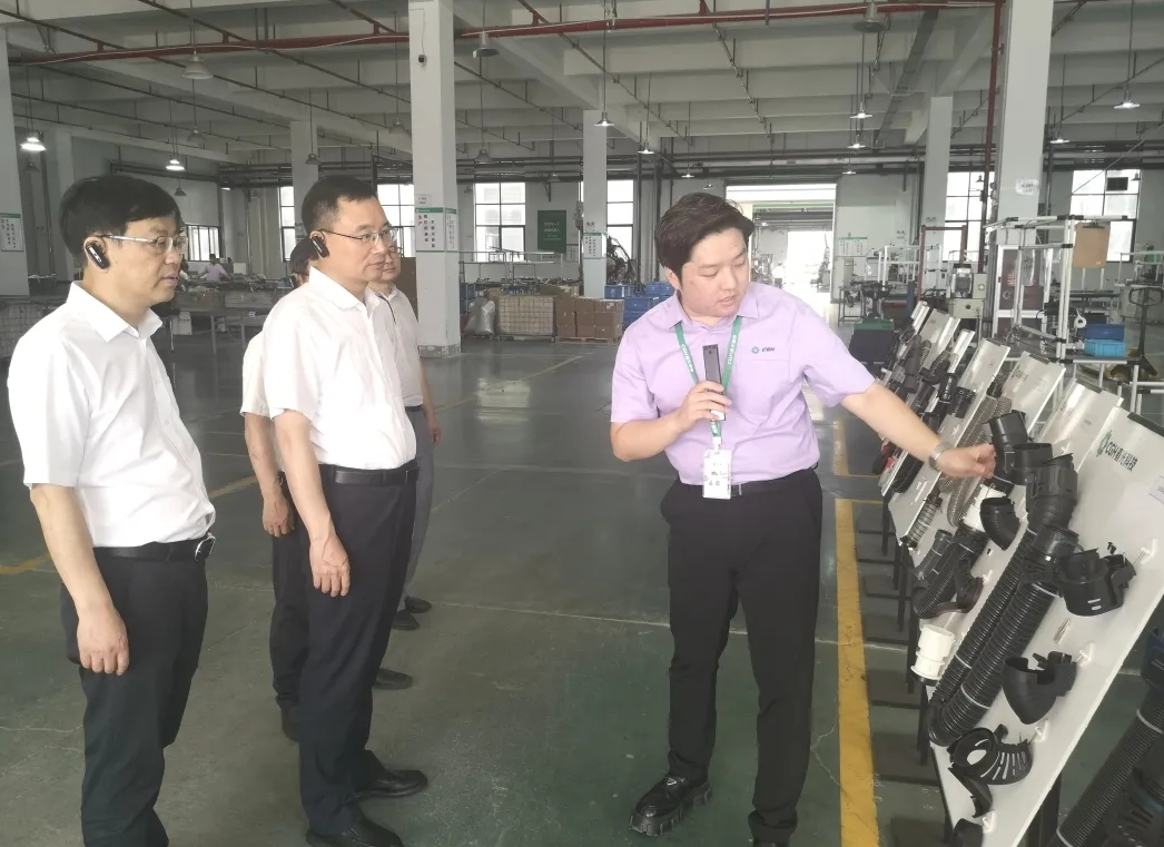 浙江金華市委常委、秘書長李雄偉近日帶領(lǐng)市委改革辦、市應(yīng)急管理局、市消防救援支隊等單位負(fù)責(zé)人到金磐開發(fā)區(qū)進行調(diào)研。他實地考察了春光橡塑科技股份有限公司，詳細(xì)了解了該企業(yè)的生產(chǎn)經(jīng)營情況，并檢查了安全生產(chǎn)工作。