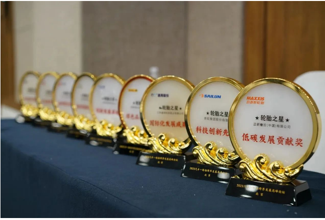 正新橡膠(中國)有限公司，獲得“低碳發(fā)展貢獻獎”，表彰他們在低碳環(huán)保方面作出的重要貢獻。而賽輪集團股份有限公司則榮獲“科技創(chuàng)新先鋒獎”，這是對他們在科技領(lǐng)域取得突破和創(chuàng)新成果的認可。