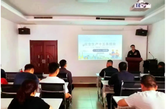 2023年6月是第22個全國“安全生產(chǎn)月”，以“人人講安全，個個會應(yīng)急”為主題，為了加強安全生產(chǎn)宣傳，激發(fā)全體員工的安全意識，邯鄲黑貓?zhí)亢谟邢挢?zé)任公司安全科組織了一場針對安全生產(chǎn)法律法規(guī)的培訓(xùn)活動。