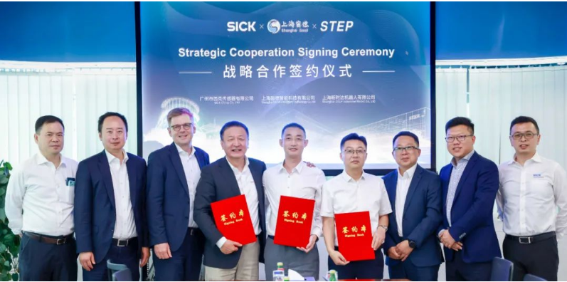 近日，新時(shí)達(dá)與國際知名傳感器品牌——德國SICK、輪胎激光刻字開創(chuàng)者——崮德智能在上海簽訂戰(zhàn)略合作協(xié)議，，旨在推動(dòng)橡膠輪胎行業(yè)的智能制造。