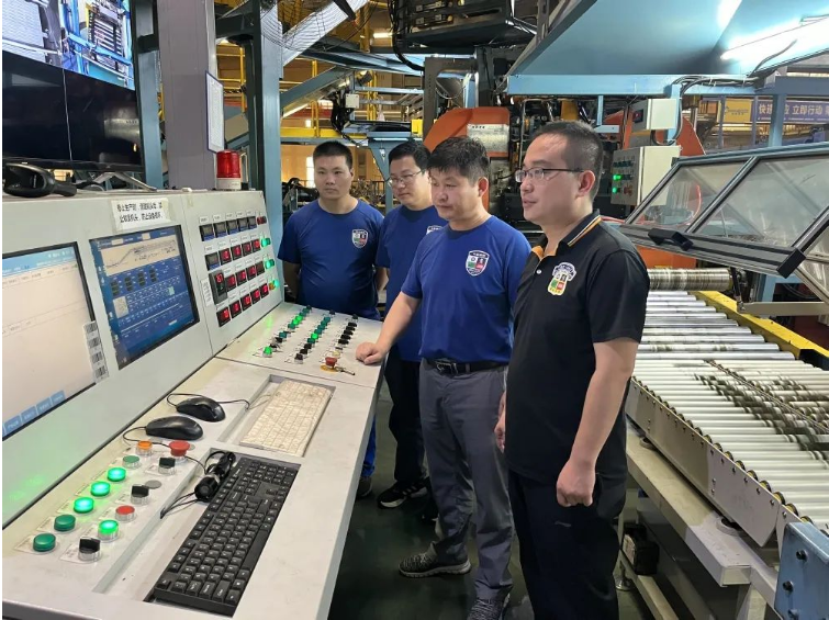 華盛橡膠集團(tuán)作為一家專注于橡膠產(chǎn)品和輪胎產(chǎn)業(yè)的高新技術(shù)企業(yè)，一直以來將產(chǎn)品質(zhì)量置于企業(yè)發(fā)展的核心位置。自2021年初以來，該集團(tuán)開始全面推行QMC評審活動，并借鑒了行業(yè)先進(jìn)集團(tuán)公司的質(zhì)量管理經(jīng)驗(yàn)，取得了顯著的效益。