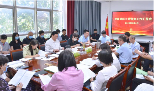 劉普軍會長要求下一步工作要有緊迫感，突出重點，做好統(tǒng)籌規(guī)劃，充分履行職責。他強調(diào)全體協(xié)會人員應團結合作，以高標準、高質(zhì)量完成各項工作任務，為協(xié)會工作開創(chuàng)新局面貢獻力量。劉普軍會長還對未來的發(fā)展充滿信心，并呼吁大家共同努力，推動中國涂料行業(yè)實現(xiàn)更加輝煌的發(fā)展。