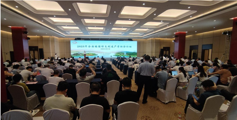 由中國(guó)化工學(xué)會(huì)橡塑綠色制造專業(yè)委員會(huì)主辦的2023年橡塑綠色制造產(chǎn)學(xué)融合論壇于近日在浙江天臺(tái)縣成功召開。本次論壇旨在探討如何在雙碳戰(zhàn)略和雙循環(huán)戰(zhàn)略的背景下推進(jìn)橡塑制造行業(yè)向綠色低碳、高質(zhì)量和可持續(xù)發(fā)展的方向邁進(jìn)。來自學(xué)術(shù)界、產(chǎn)業(yè)界和政府機(jī)構(gòu)的專家學(xué)者齊聚一堂，共同探討橡塑制造技術(shù)創(chuàng)新和產(chǎn)業(yè)發(fā)展的重要議題。