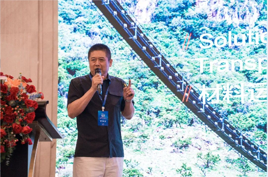 圍繞輸送帶產(chǎn)品全生命周期管理，雙箭股份已在研發(fā)端、材料端、產(chǎn)品端、系統(tǒng)方案提供端和回收端有所建樹。在專題講座環(huán)節(jié)，雙箭股份的技術(shù)總監(jiān)葉楊政、研發(fā)中心主任莊炳建以及多貝瑪亞運(yùn)送系統(tǒng)有限公司的市場(chǎng)運(yùn)營總監(jiān)于波詳細(xì)介紹了智能輸送帶、低滾阻輸送帶、芳綸繩輸送帶、長距離氣墊式輸送帶和復(fù)雜地形索道輸送帶等產(chǎn)品，并就其優(yōu)勢(shì)和應(yīng)用案例進(jìn)行了解答。