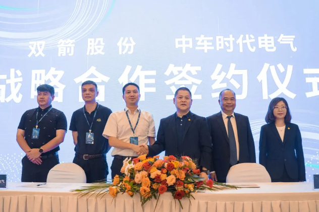 發(fā)布會(huì)上，雙箭股份與中車時(shí)代電氣簽署了戰(zhàn)略合作協(xié)議。作為輸送帶行業(yè)的領(lǐng)頭企業(yè)，雙箭股份專注于輸送技術(shù)的研發(fā)與應(yīng)用，而中車時(shí)代電氣是中國電氣化鐵路裝備事業(yè)的先行者，致力于推動(dòng)高端裝備產(chǎn)品的智能化發(fā)展。這次戰(zhàn)略合作將為綠色智能運(yùn)輸領(lǐng)域帶來更多機(jī)遇與創(chuàng)新，推動(dòng)行業(yè)向可持續(xù)發(fā)展方向邁進(jìn)。