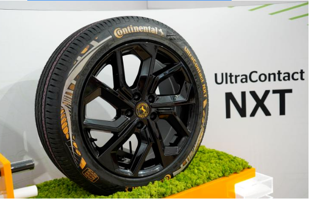 馬牌UltraCo<i></i>ntact NXT輪胎上的特殊標志表示其包含可回收材料，其中包括來自廢棄輪胎的再生橡膠、廢鋼中回收的再利用鋼材，以及從PET塑料瓶中回收的高性能聚酯纖維。而ISCC PLUS質量平衡認證材料則由生物循環(huán)原料制成的可持續(xù)合成橡膠和炭黑構成。