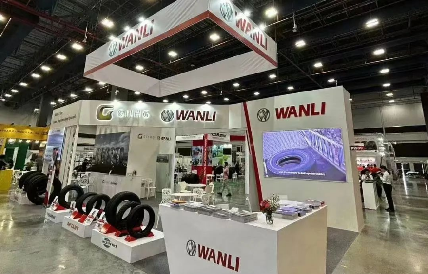 萬力輪胎是其中一家中國企業(yè)，在本屆展會上重點(diǎn)展示了全鋼中長途輪胎SDR800和全路況越野胎SU006兩款明星產(chǎn)品。SDR800是一款卡車中長途系列驅(qū)動輪輪胎，通過加寬胎面、深花紋和專用耐磨配方設(shè)計，提高了輪胎的耐磨性能和行駛里程。SU006適用于全路況越野車輛，采用了虎牙狀的仿生學(xué)花紋塊和變節(jié)距肩花設(shè)計，具備卓越的山地和越野性能。