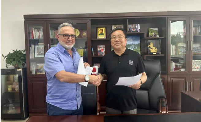 據(jù)了解，朝陽新長征輪胎與科特迪瓦的輪胎采購商已經(jīng)建立了超過20年的合作關(guān)系。這次會(huì)面不僅加強(qiáng)了雙方的商業(yè)聯(lián)系，還達(dá)成了一項(xiàng)重要的協(xié)議。雙方簽署了一份近17個(gè)貨柜的外貿(mào)訂單，訂單金額高達(dá)數(shù)十萬美元。