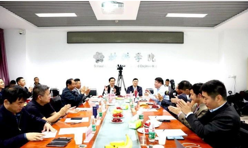 由北京理工大學(xué)材料學(xué)院主辦的廢舊輪胎受控?zé)峤饧案咂焚|(zhì)炭黑制備技術(shù)研討會(huì)在北京成功舉行。來(lái)自生態(tài)環(huán)境部固體廢物與化學(xué)品管理技術(shù)中心、中國(guó)環(huán)境科學(xué)院、南開(kāi)大學(xué)環(huán)境科學(xué)與工程學(xué)院、清華大學(xué)能源與動(dòng)力工程系、中國(guó)標(biāo)準(zhǔn)化研究院資源環(huán)境分院的相關(guān)專(zhuān)家，以及山東菏澤市和單縣相關(guān)部門(mén)及企業(yè)代表，齊聚一堂，就廢舊輪胎轉(zhuǎn)化利用的現(xiàn)狀、問(wèn)題與解決方案展開(kāi)深入研討。