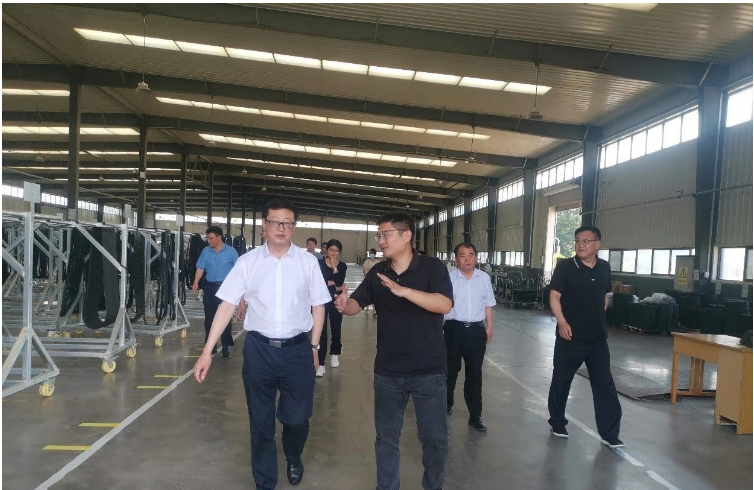 河南省委統(tǒng)戰(zhàn)部副部長楊三忠來到尉氏縣久龍橡塑有限公司進(jìn)行調(diào)研