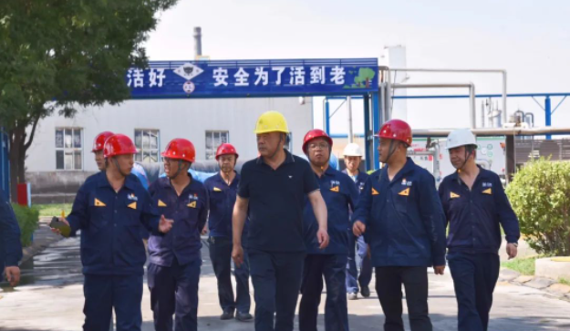 黑貓股份黨委副書記、董事長、總經(jīng)理魏明到韓城黑貓公司進(jìn)行調(diào)研指導(dǎo)工作。