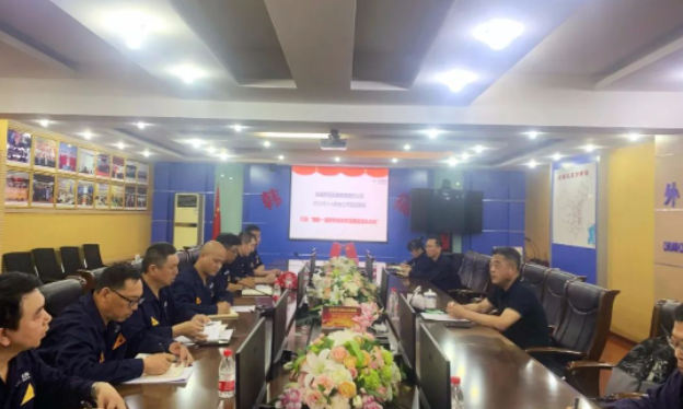 魏明對韓城黑貓的生產(chǎn)管理、工藝控制和設(shè)備運(yùn)行等方面進(jìn)行了詳細(xì)了解。