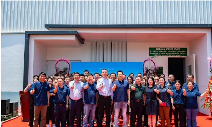 江蘇工廠的投產(chǎn)運營標志著鵬翎集團密封件事業(yè)部邁入了新的發(fā)展階段，為整個集團注入了新的活力。未來，鵬翎集團表示將繼續(xù)專注于汽車零部件領(lǐng)域，以先進技術(shù)和專業(yè)精神為客戶創(chuàng)造低成本、高性能的價值。相信在鵬翎集團的努力下，江蘇工廠將取得更大的成功，為中國的制造業(yè)發(fā)展貢獻力量。