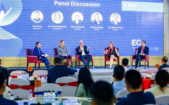 巴斯夫涂料業(yè)務部大中華區(qū)汽車修補漆部門全球峰會在廣東江門舉行，行業(yè)各界重要人士齊聚一堂，共同探討未來的發(fā)展方向。