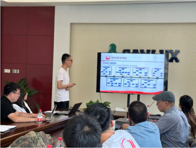 會議中，共有13名匯報人，包括各生產(chǎn)工段的工段長、設(shè)備部和質(zhì)量部的負責(zé)人，對5S項目的推行情況和取得的成果進行了階段性回顧，并確定了下一步的工作計劃。