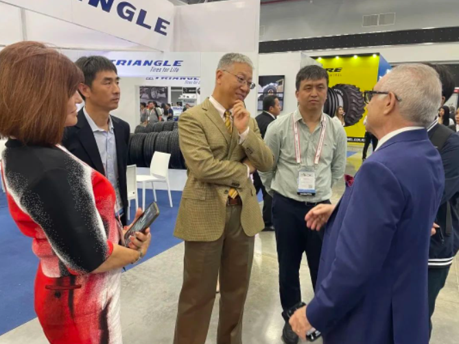 在展會期間，中國駐巴拿馬大使魏強親臨三角輪胎展位，詳細了解了公司情況以及目前外部環(huán)境變化對出口業(yè)務的影響，并對三角輪胎在出口業(yè)績上取得的成就表示肯定。