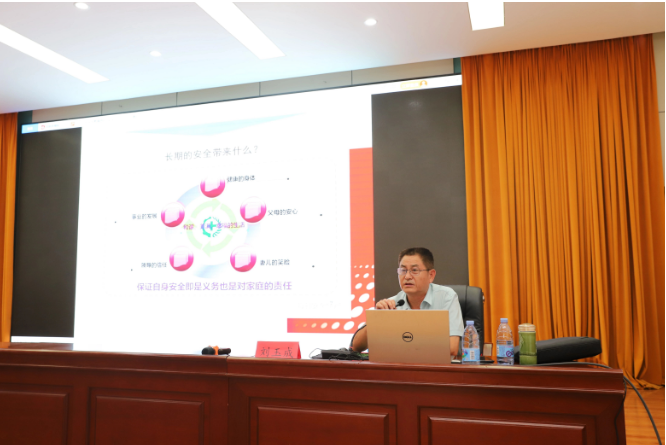 據(jù)了解，劉玉成老師針對(duì)八億橡膠公司的實(shí)際情況，詳細(xì)講解了中層管理人員應(yīng)具備的安全管理方面的知識(shí)、技能以及如何提升他們的安全管理能力。他對(duì)公司的安全管理工作提出了一系列建議和要求，包括制定完善的安全管理制度、加強(qiáng)隱患排查和整改、加強(qiáng)事故應(yīng)急預(yù)案的編制和演練等。