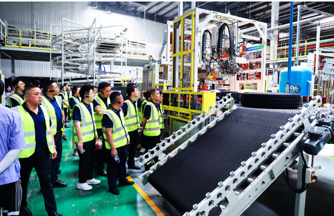 在會(huì)議期間，經(jīng)銷商在公司人員的帶領(lǐng)下參觀了生產(chǎn)車間。通過了解貫穿整個(gè)生產(chǎn)過程的智能化系統(tǒng)、生產(chǎn)流程的自動(dòng)化、機(jī)器人系統(tǒng)的便捷化以及檢測(cè)系統(tǒng)的精細(xì)化等方面，經(jīng)銷商深刻感受到了智能化工廠的魅力。他們表示，科技對(duì)制造業(yè)的驅(qū)動(dòng)力讓他們對(duì)企業(yè)實(shí)力、產(chǎn)品質(zhì)量和雙方的聯(lián)合發(fā)展充滿信心。未來(lái)，他們將繼續(xù)跟隨玲瓏輪胎的步伐，不斷探索進(jìn)步，實(shí)現(xiàn)共同提升。