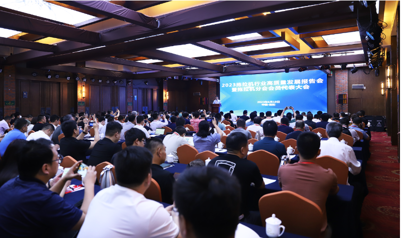 2023拖拉機行業(yè)高質(zhì)量發(fā)展報告會暨拖拉機分會會員代表大會在洛陽召開。本次會議由中國農(nóng)業(yè)機械工業(yè)協(xié)會主辦，吸引了200多位來自中國拖拉機行業(yè)的骨干企業(yè)、農(nóng)機及零部件企業(yè)代表參會。作為中國農(nóng)業(yè)胎領(lǐng)域的領(lǐng)先企業(yè)，玲瓏輪胎應邀參與了此次盛會。