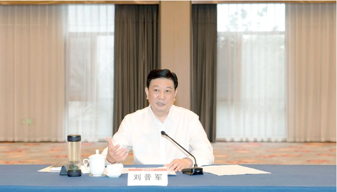 會議期間，中國涂料工業(yè)協(xié)會會長劉普軍在致辭中強調(diào)了標準化工作委員會和政策法規(guī)工作委員會對涂料行業(yè)發(fā)展的積極作用。劉普軍指出，團體標準的發(fā)展為構(gòu)建綠色制造標準體系、規(guī)范國內(nèi)涂料產(chǎn)品市場、推動行業(yè)綠色低碳高質(zhì)量發(fā)展作出了重要貢獻。同時，政策法規(guī)工作委員會在參與國家層面政策法規(guī)制定、掌握國際最新政策動態(tài)等方面也起到了積極作用，并為國家正確決策提供了重要依據(jù)。