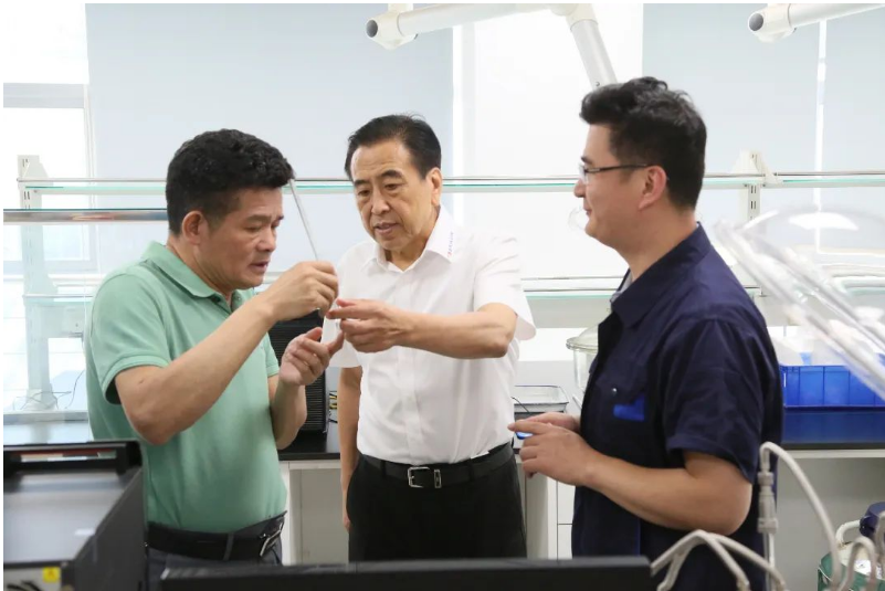 于孟生一行首先參觀了賽輪集團(tuán)的實(shí)驗(yàn)室和科技展廳，深入了解了該集團(tuán)在基礎(chǔ)研究、新材料應(yīng)用、工業(yè)互聯(lián)網(wǎng)和智能制造等領(lǐng)域的努力和取得的成就。參觀過程中，他們還參觀了賽輪智能制造生產(chǎn)示范線以及賽輪特種胎工廠，對賽輪集團(tuán)在智能制造和特種胎領(lǐng)域的先進(jìn)技術(shù)和設(shè)施給予了高度贊賞。