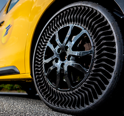 米其林的UPTIS輪胎是一種無需充氣的創(chuàng)新產(chǎn)品，適用于乘用車和輕卡。它采用了革命性的結(jié)構(gòu)，不再依賴充氣壓力，而是通過輪胎自身的材料和結(jié)構(gòu)來提供支撐和減震緩沖性能。這種設(shè)計不僅能保證車輪的堅固性，還能提供舒適和安全的駕駛體驗。另外，UPTIS輪胎的即插即用設(shè)計使得更換輪胎更加方便，用戶不必?fù)?dān)心惡劣路況對輪胎的影響，并且能減少因刺扎而報廢的輪胎數(shù)量。